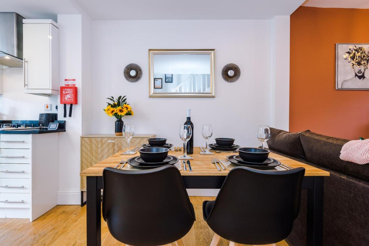 Pristine 2-Bed House In Chester By 53 Degrees Property, Ideal For Families & Small Groups, Great Location - Sleeps 6 Hough Green Bagian luar foto
