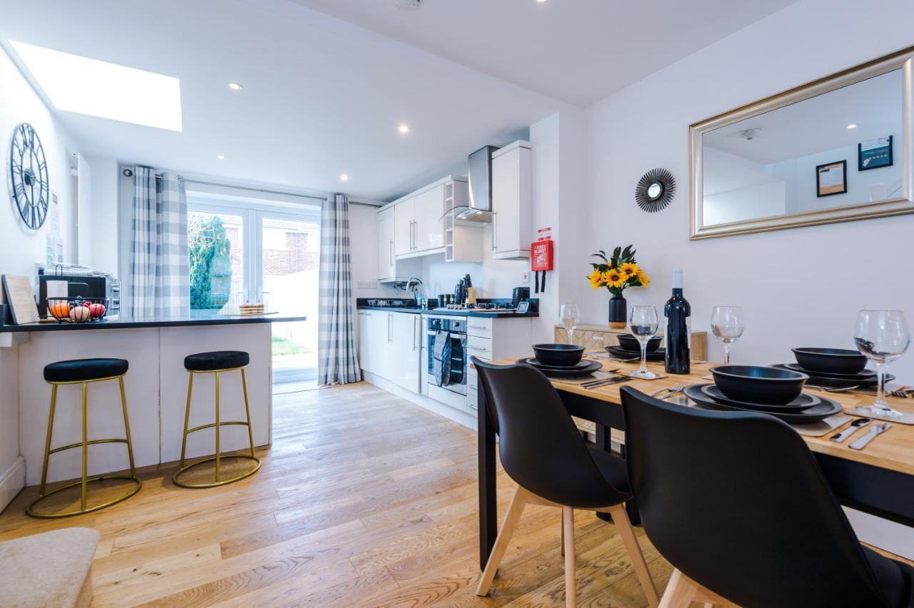 Pristine 2-Bed House In Chester By 53 Degrees Property, Ideal For Families & Small Groups, Great Location - Sleeps 6 Hough Green Bagian luar foto