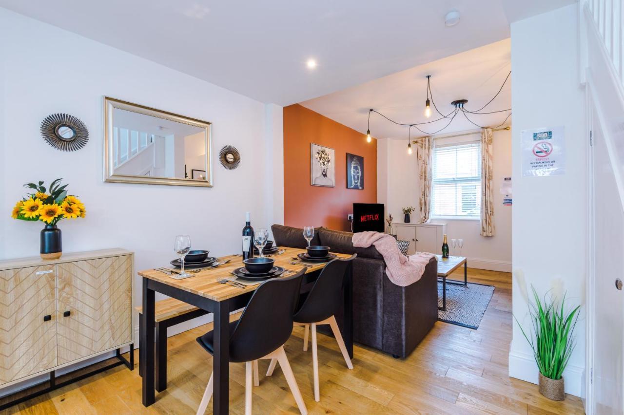 Pristine 2-Bed House In Chester By 53 Degrees Property, Ideal For Families & Small Groups, Great Location - Sleeps 6 Hough Green Bagian luar foto