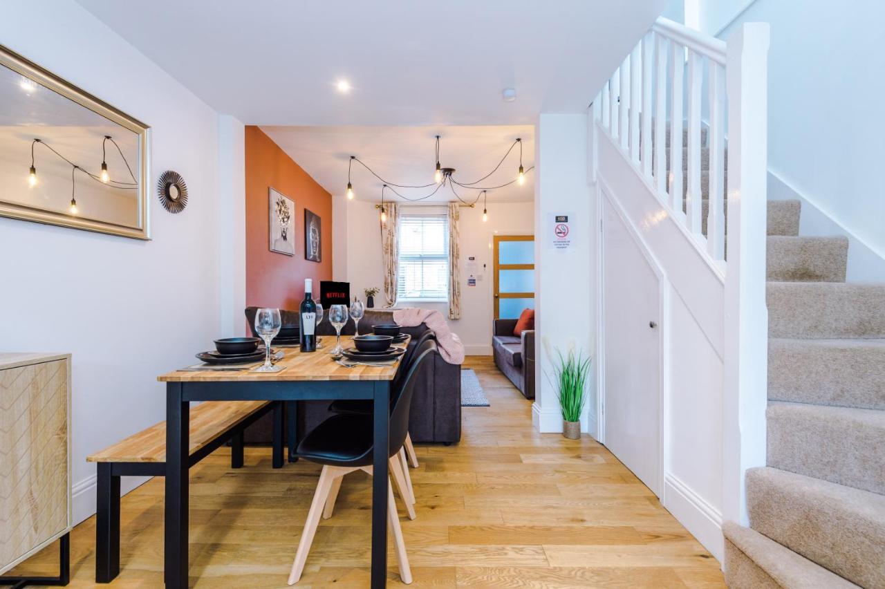 Pristine 2-Bed House In Chester By 53 Degrees Property, Ideal For Families & Small Groups, Great Location - Sleeps 6 Hough Green Bagian luar foto
