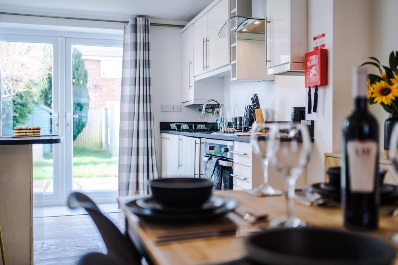 Pristine 2-Bed House In Chester By 53 Degrees Property, Ideal For Families & Small Groups, Great Location - Sleeps 6 Hough Green Bagian luar foto