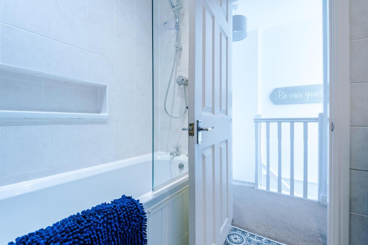 Pristine 2-Bed House In Chester By 53 Degrees Property, Ideal For Families & Small Groups, Great Location - Sleeps 6 Hough Green Bagian luar foto