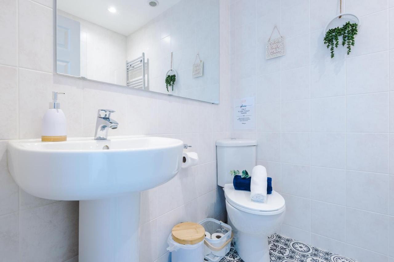 Pristine 2-Bed House In Chester By 53 Degrees Property, Ideal For Families & Small Groups, Great Location - Sleeps 6 Hough Green Bagian luar foto