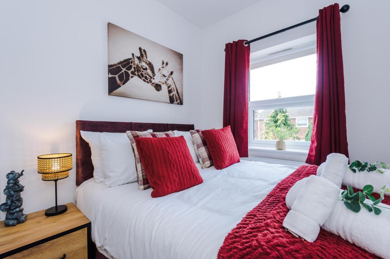 Pristine 2-Bed House In Chester By 53 Degrees Property, Ideal For Families & Small Groups, Great Location - Sleeps 6 Hough Green Bagian luar foto