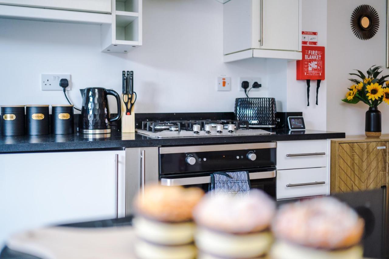 Pristine 2-Bed House In Chester By 53 Degrees Property, Ideal For Families & Small Groups, Great Location - Sleeps 6 Hough Green Bagian luar foto