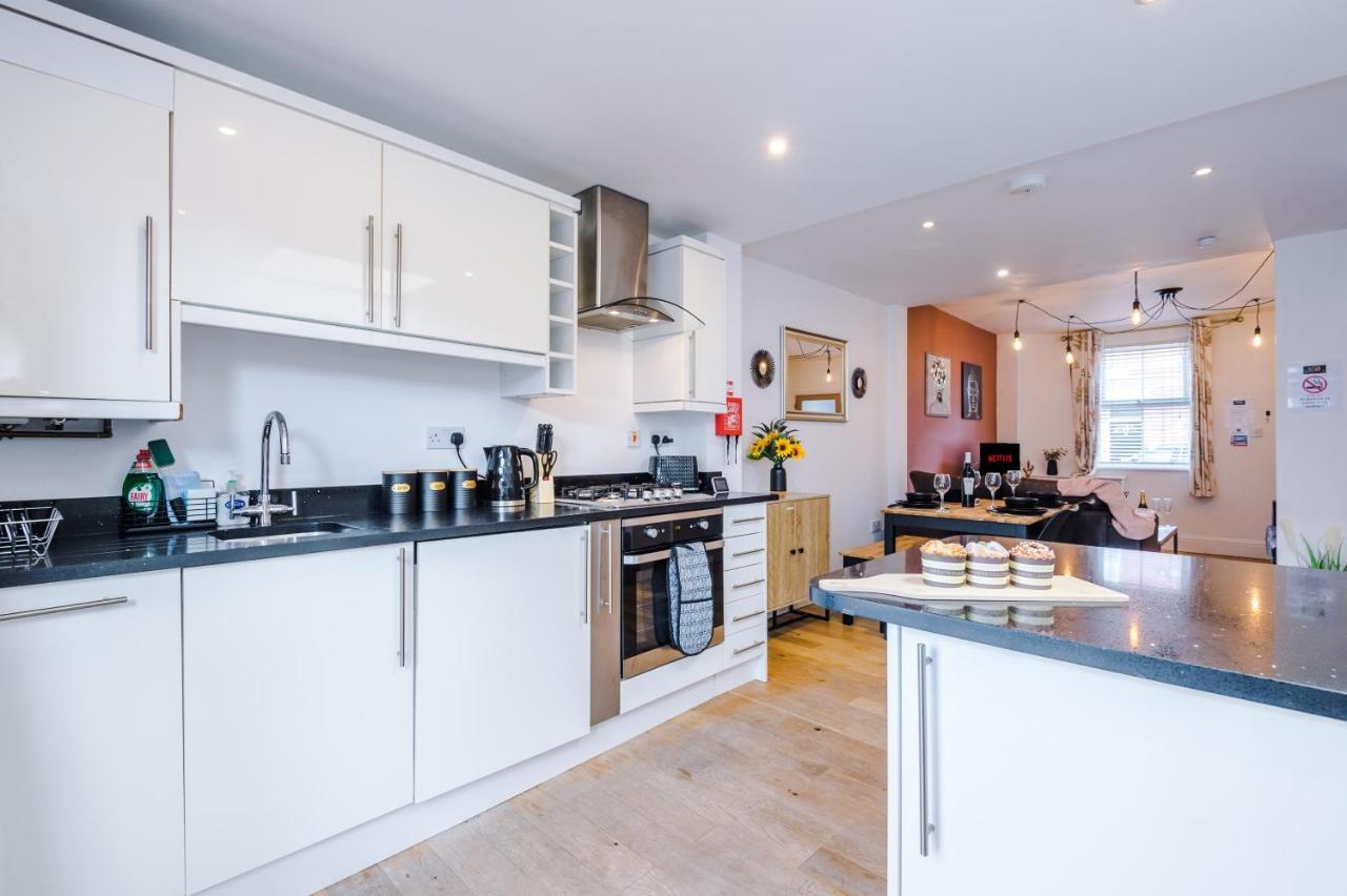 Pristine 2-Bed House In Chester By 53 Degrees Property, Ideal For Families & Small Groups, Great Location - Sleeps 6 Hough Green Bagian luar foto