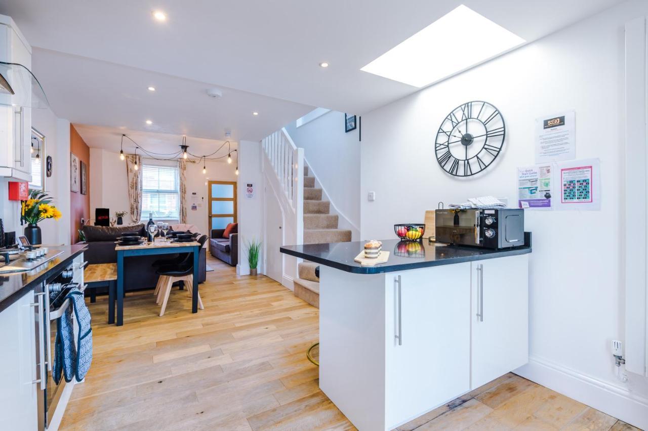 Pristine 2-Bed House In Chester By 53 Degrees Property, Ideal For Families & Small Groups, Great Location - Sleeps 6 Hough Green Bagian luar foto