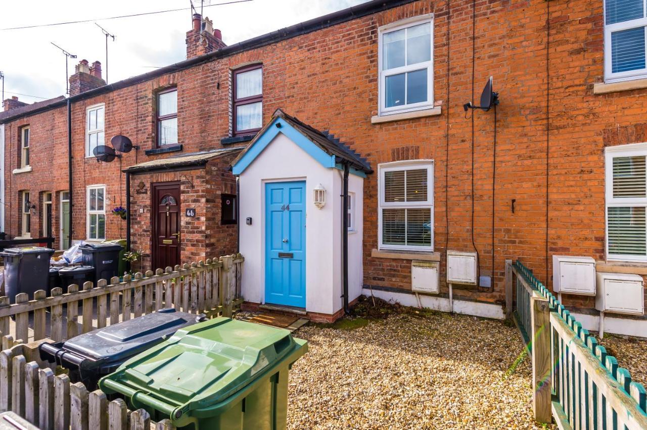 Pristine 2-Bed House In Chester By 53 Degrees Property, Ideal For Families & Small Groups, Great Location - Sleeps 6 Hough Green Bagian luar foto